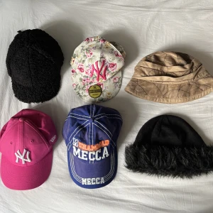 Keps/hatt/buckethat - Buckethat, ”One Size”- 60kr  🥀  Mössa med fake päls, ”One Size”- 50kr   🥀  Rosa New York Yankees Keps, Size 54- 50 kr   🥀   Blommig New York Yankees Snap Back ”One Size”- 50 kr   🥀   HM Lurvig Svart Keps, Strl M- 50 kr   🥀  Blå keps, ”One Size”- 50 kr  🥀