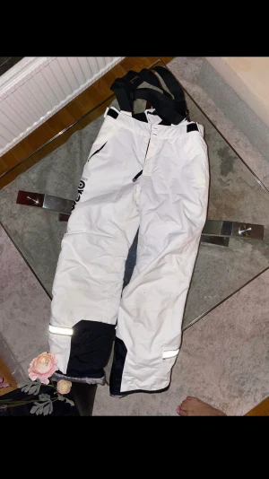 Vinter Overall  - Hej säljer dessa overall eftersom att de inte är användbara hemma hos mig, kan tänka mig kan vara värt att köpa till vintern😁