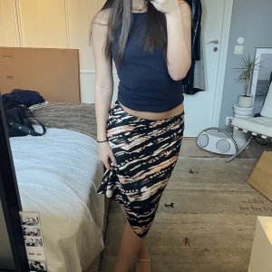 Mönstrad ljol - Jättefin kjol i tunt tyg, perfekt i sommar. Köptes second hand men är aldrig använd av mig då den tyvärr är lite för liten. Därför säljer jag den nu 🤙🏼