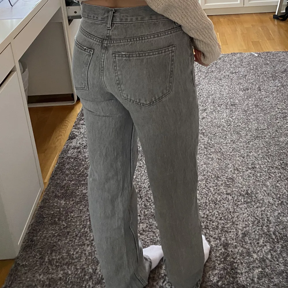 Säljer dessa fina raka jeans från Gina tricot. De är i storlek 32 o säljer de för att jag har växt ur dom. De har inga tecken på användning. Hör av er för fler bilder och mer information💕💕. Jeans & Byxor.