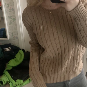 Kabelstickad tröja Polo Ralph Lauren  - Jättesöt kabelstickad tröja från Polo Ralph Lauren. Fint skick och sparsamt använd. Passar allt ifrån xxs-m beroende på hur löst man vill att den ska sitta. Jag är 163 och bär vanligtvis s. Hör av dig vid frågor och spana gärna in mina andra annonser🥰