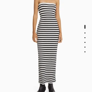 Ny klänning bershka - Säljer min randiga klänning från bershka då jag råkade beställa två. Den är helt oanvänd