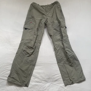 Cargobyxor  - Vintage cargobyxor i perfekt skick, innerbenslängden är ca 85 cm och midjan är 39 cm