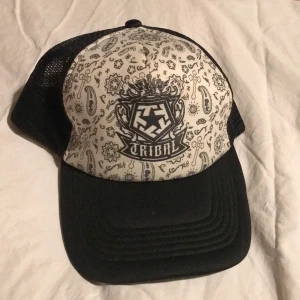 Trucker keps - En cool trucker keps med fett tryck, använder aldrig så därför säljer jag!