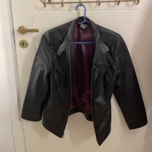 Skinnjacka - Skinnjacka i storlek 38