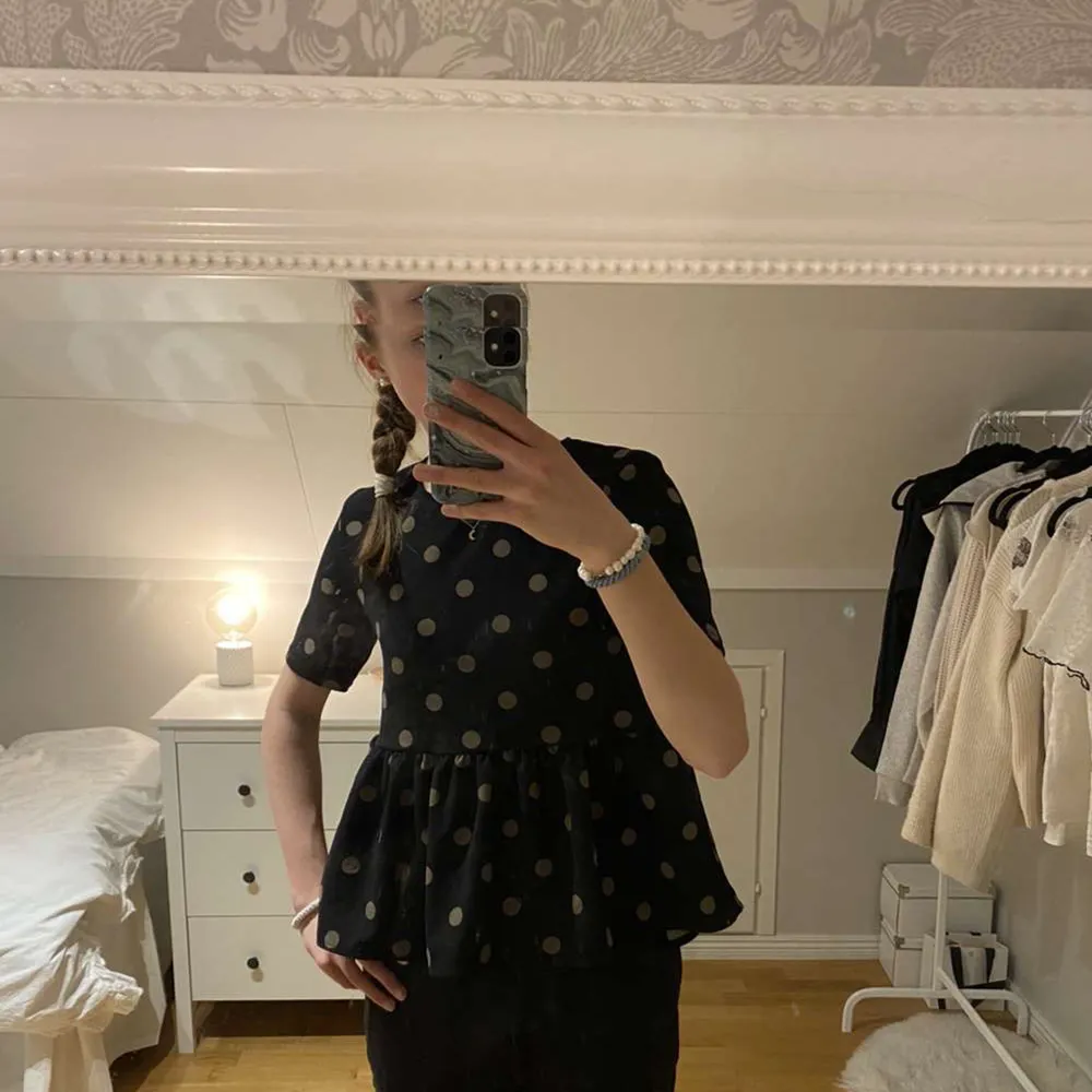 Topp från zara stl s. Aldrig använd så i väldigt bra skick. Yläosat.