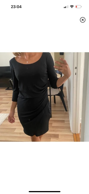 Klänning - Klänning med omlottdetalj från vila strl xs, endast använd enstaka gång så fint skick! 🤎 