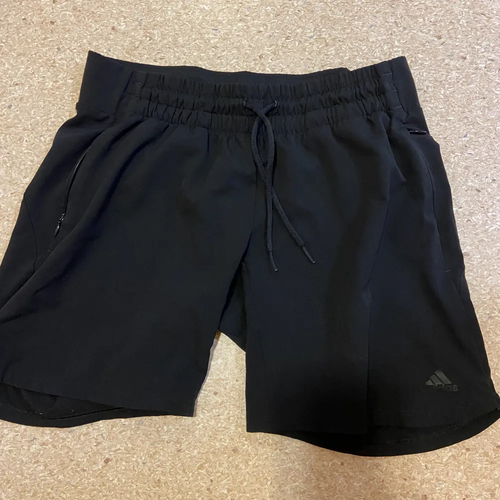 Tränings shorts från Adidas i storlek S. Bra skick🌟. Shorts.