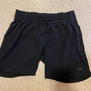 Tränings shorts från Adidas i storlek S. Bra skick🌟