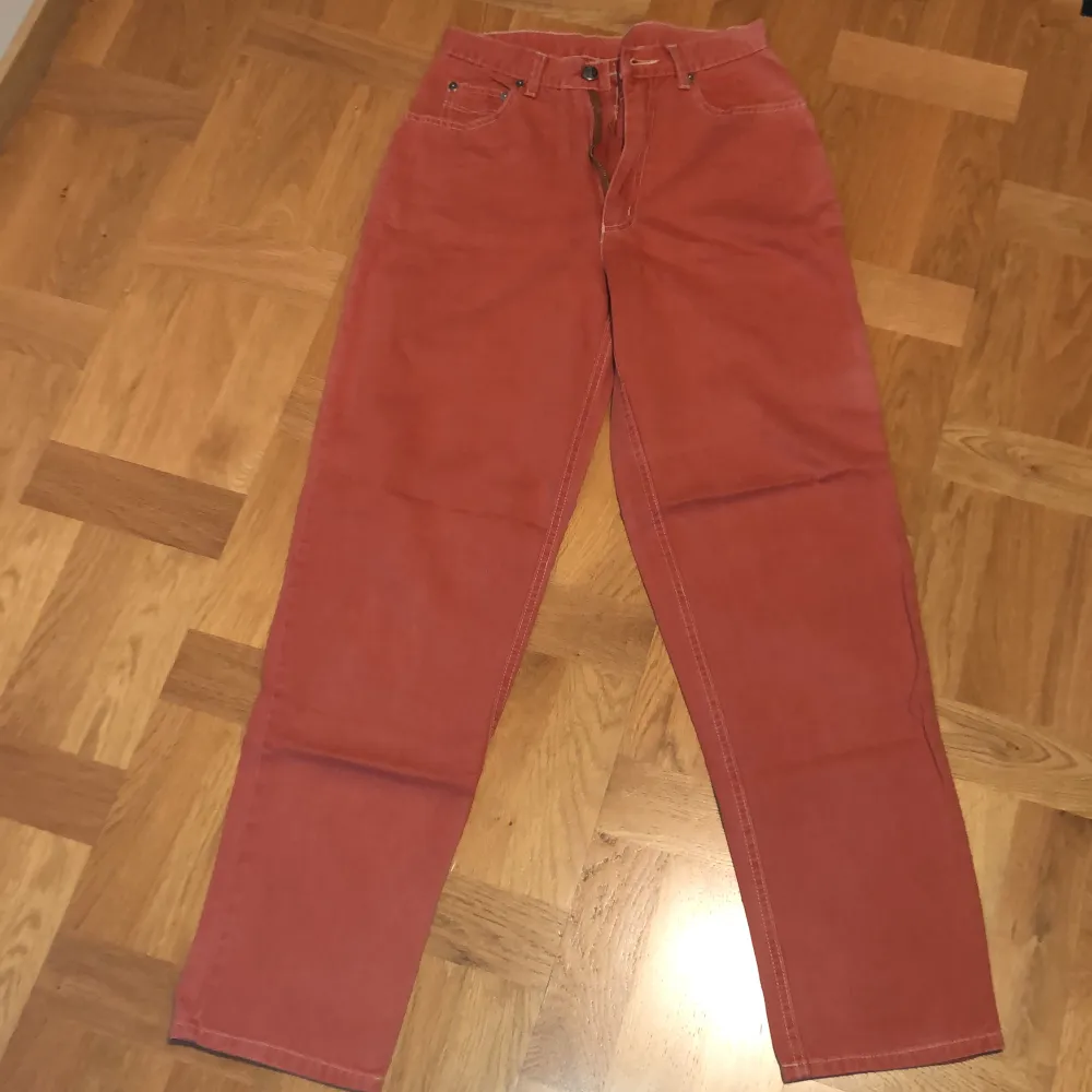 Storlek: 34-36 Sick: Bra sick Färg: Coral röd. Jeans & Byxor.