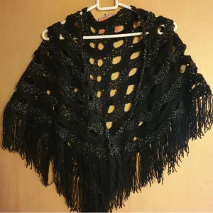 vacker svart glittrig sjal - Svart sjal.med glitter trådar. handvirkad. one size