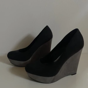 Platå klackar - Säljer mina platåklackar då de inte kommit till användning.