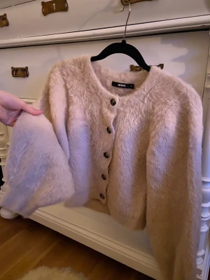 Fluffig kofta - Fluffig kofta med knappar framtill, från bikbok. Aldrig använd. Ballongärmar och lite croppad modell.❤️