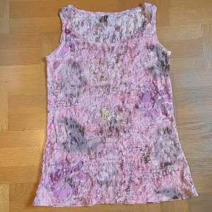 Färgglatt linne - Linne med blommer och lite annat mönster från soyaconcept, köpt secondhand och i bra skick, mesh-ish tyg