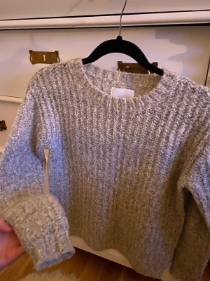 Stickad tröja - Jättefin stickad tröja från märket Byoung. Knappt använd därav inga defekter. Storlek S men känns som s/M