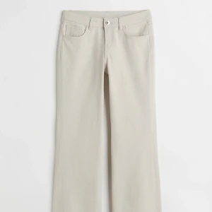 Low waist jeans - Säljer dessa beiga Low waisted jeans då dom aldrig kommit till användning💓 Storlek 36