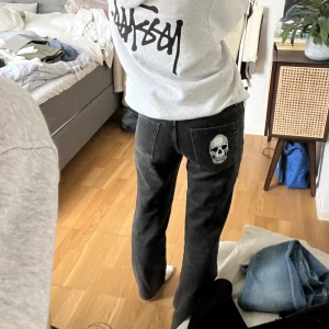 Jeans - Säljer mina zara mid Rise jeans då de inte kommer till användning längre. Döskalle patch på ena baksidan som går att ta bort om man vill de. Säljer för 250+frakt💕