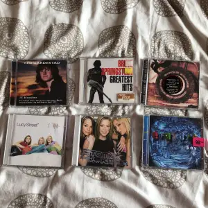 Säljer dessa cd-skivor!! Bryan Adams och Lucy street har repor i omslaget men en fungerande skiva ⭐️PRIS GÅR ATT DISKUTERA⭐️ Kontakta mig vid intresse eftersom skivorna har olika pris! 💿alla för 120kr💿