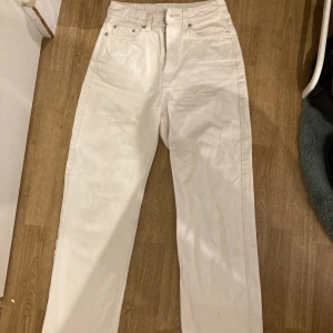 Creme rowe jeans - Rowe jeans från weekday, tyvärr för små för mig💗