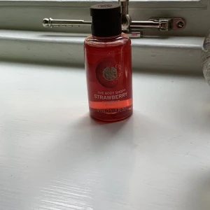 Duschtvål från the body shop🧴❤️ - Säljer nu denna duschtvål från the body shop helt oanvänd därav priset ❤️🧴🛁 Luktar jordgubb 🍓🫧 