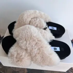 Astrid fur slippers ord pris 399kr