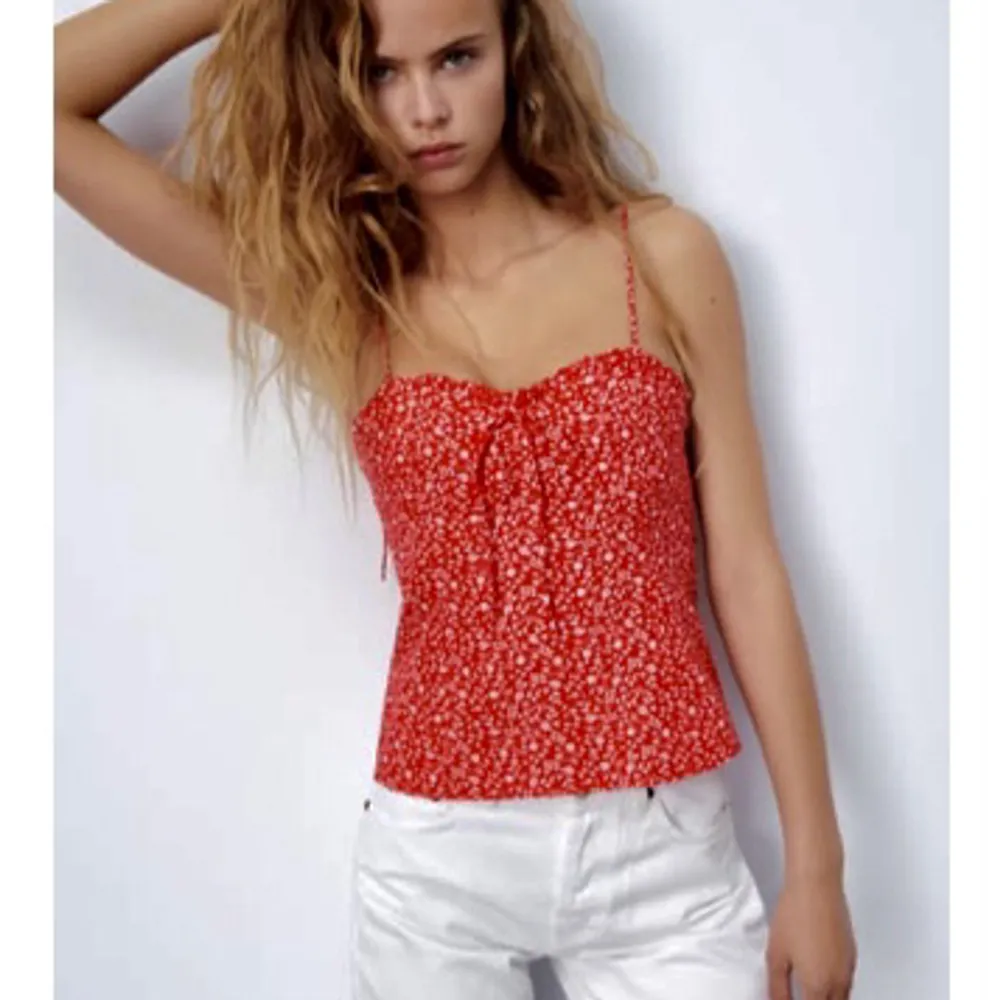 Så fint korsett linne från Zara som sålde slut snabbt. Rött med vita blommor. Storlek: XS. Använd endast ett fåtal gånger.. Toppar.