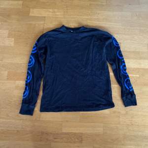 En långärmad junkyard tröja med storleken S och är knappast använd. Den har ett par blåa smileysar på ärmarna som gör den mycket snyggare. Nypris 650kr