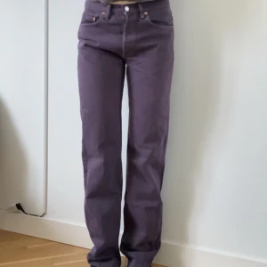 Levis 501 jeans - Lååånga levis 501 jeans (långa på mig som är 171cm), LILA, spårbar frakt 69kr💕