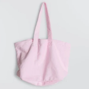 Totebag  - Kan användas som strandväska eller vanlig totebag. Den är i handduks tyg. Några hallonfläckar på insidan som knappt är synliga samt lite smutsiga handtag som nog går att tvätta bort🤍