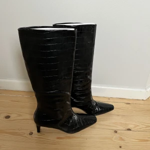 Stövlar - Höga stövlar i ormskinnsmönster från asos: Helt nya och oanvända  Pris: 300kr  Storlek: 37  Köparen står för frakten