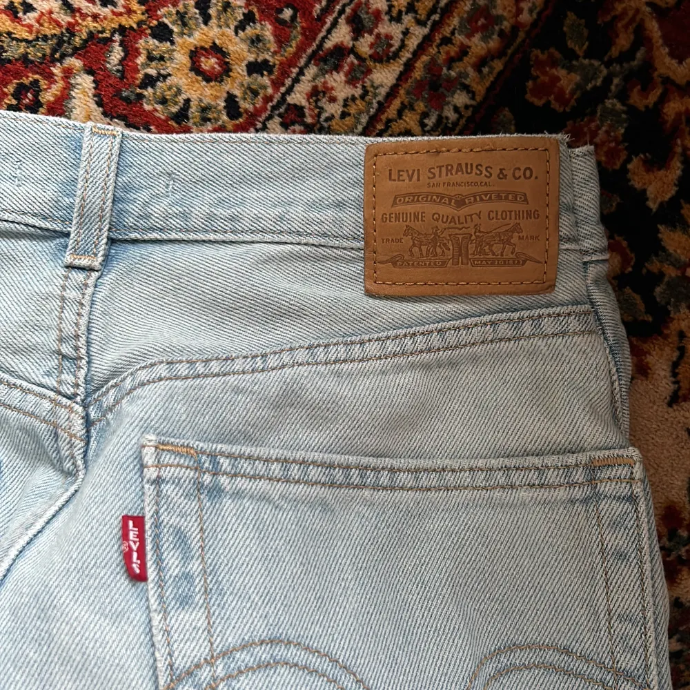 Köpte dessa jeans second hand för 700kr och har sytt in dom från strl L till numera S skulle jag säga. Säljer för 350. Jeans & Byxor.