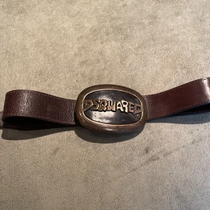 Dsquared bälte - Ovanligt y2k Dsquared bälte i kalvläder, pris på eBay ligger mellan 1500-2000 kr