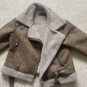 mocka jacka - brun jacka i fake mocka från zara!