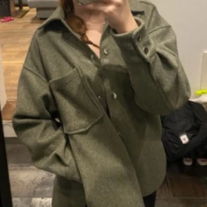 Kappa - Kappa från Zara strl S, passar allt från XS-M då den är oversized. Skriv privat om ni hade önskat fler bilder 🥰 Säljs för 300kr + frakt