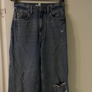 Jeans  - Jeans i jätte bra skicka. Använda 1 gång. Från H&M i storlek 36