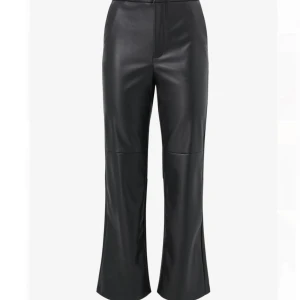 Skinnbyxor  - Byxor ”Linette” i skinnimitation från ellos  Aldrig använda, endast testade. Nypris 499 