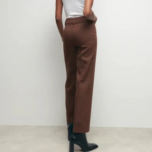 Kostymbyxor  - Helt nya kostymbyxor i storlek 38 från Gina Tricot, köpta för 500kr! Tyvärr för små och därav säljer jag de💞trots att jag inte kan knäppa dem så är det dom snyggaste byxor jag ägt😭