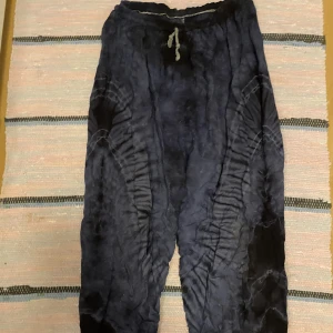 Blå byxor - Jätte fina och jätte sköna, dessvärre har dem ett hål mellan benen men de är bara att sy igen för den som har orken🪐✨