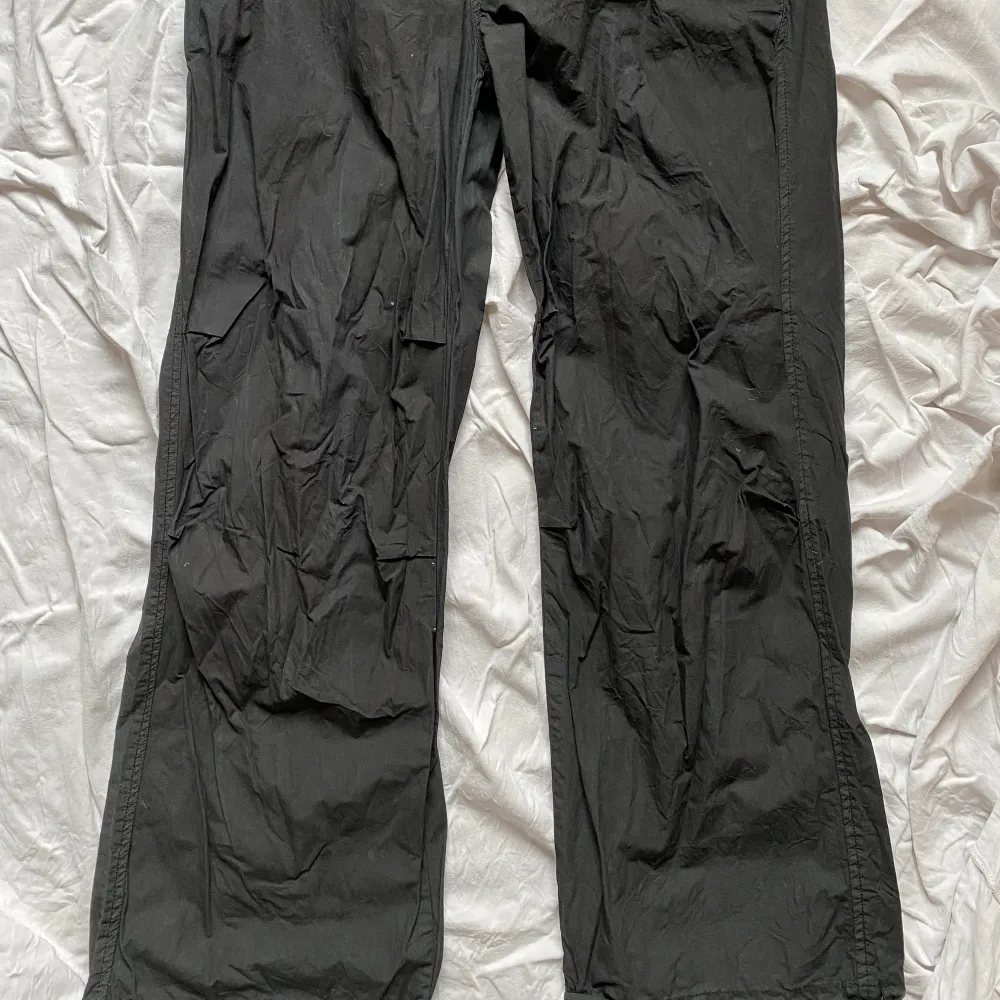Svarta parachute pants från stradivarius, använt en gång. Jeans & Byxor.