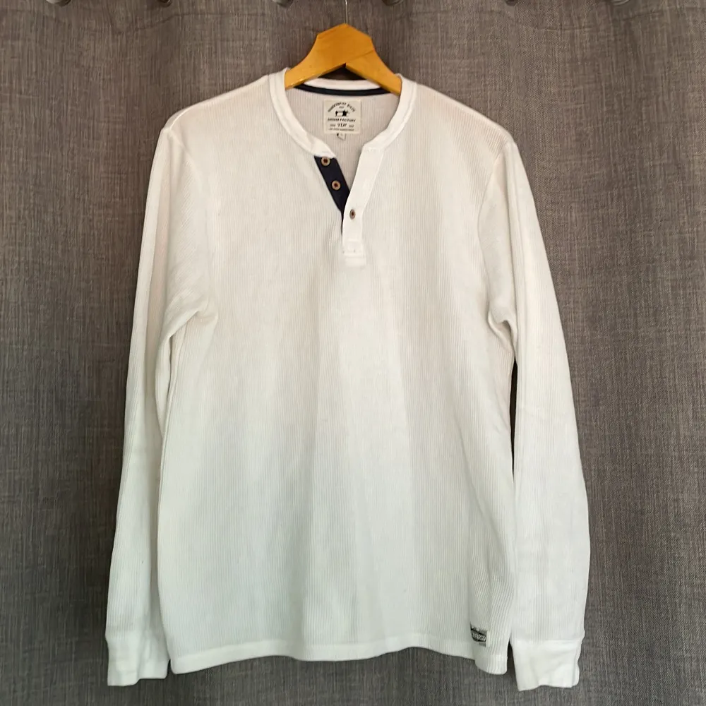 Snygg vit långärmad tröja, snygg till sommaren eller våren   Köparen står för frakten. Tröjor & Koftor.