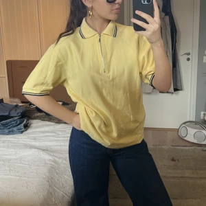 Piké  - Jättefin gul piké med halv-zip. Använd fåtal gånger av mig så i gott skick!👌🏼👌🏼😇