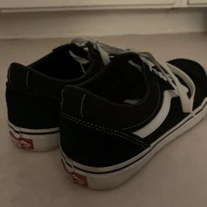 Vans  - Nästintill oanvända vans, tvättar dem självklart innan dom postas, dom är använda fåtal gånger men ingen skada skedd(finns någon knut på skosnöret), nypris 549! 