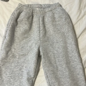 Gråa mjukisbyxor  - Använda men har inga större defekter❤️