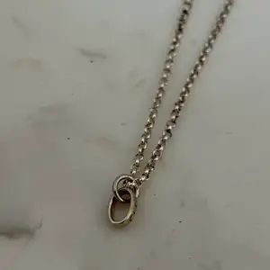 Mycket fint och behändigt halsband från Thomas sabo. Tillhör deras charm serie där det är ett hänge på kedjan som är till för att hänga deras berlocker på. Nypris för berlock och kedja 600kr