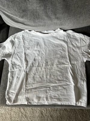 Enkel vit t-shirt - Basic t-shirt från bikbok, använd en gång, nyskick. Normal i size