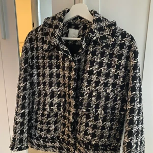 Vårjacka - Säljer mina superfina vårjacka från H&M💕 den är inprincip oanvänd så i super fint skick!! Perfekt till våren💕 200 kr exklusive frakt!