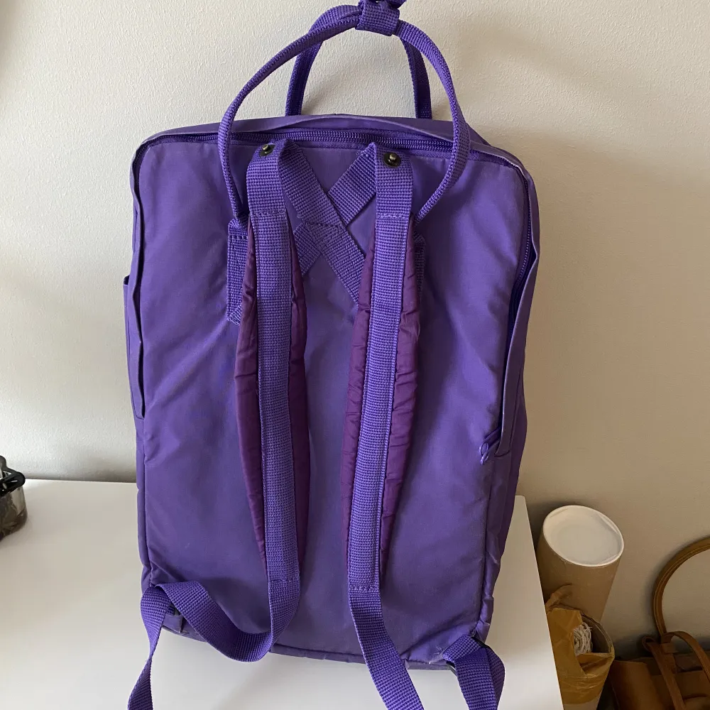 Fjällräven kånken ryggsäck i lila färg med ett datorfack på baksidan. Väskor.