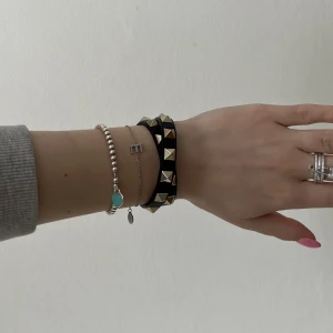 Valentino armband  - Valentino armband i bra skick! Köpt förra året💗 (tryck inte på köp direkt tack) 