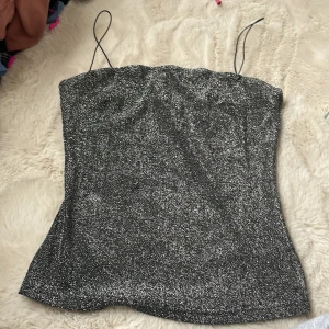 Glittrigt linne - Ett glittrigt linne me typ svart/silverfärg