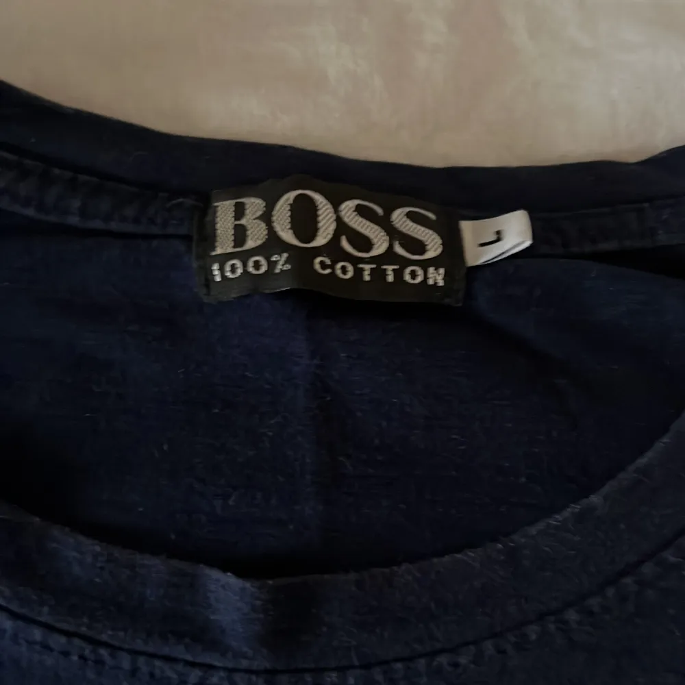 Mörkblå hugo boss tröja i bra skick:). T-paidat.